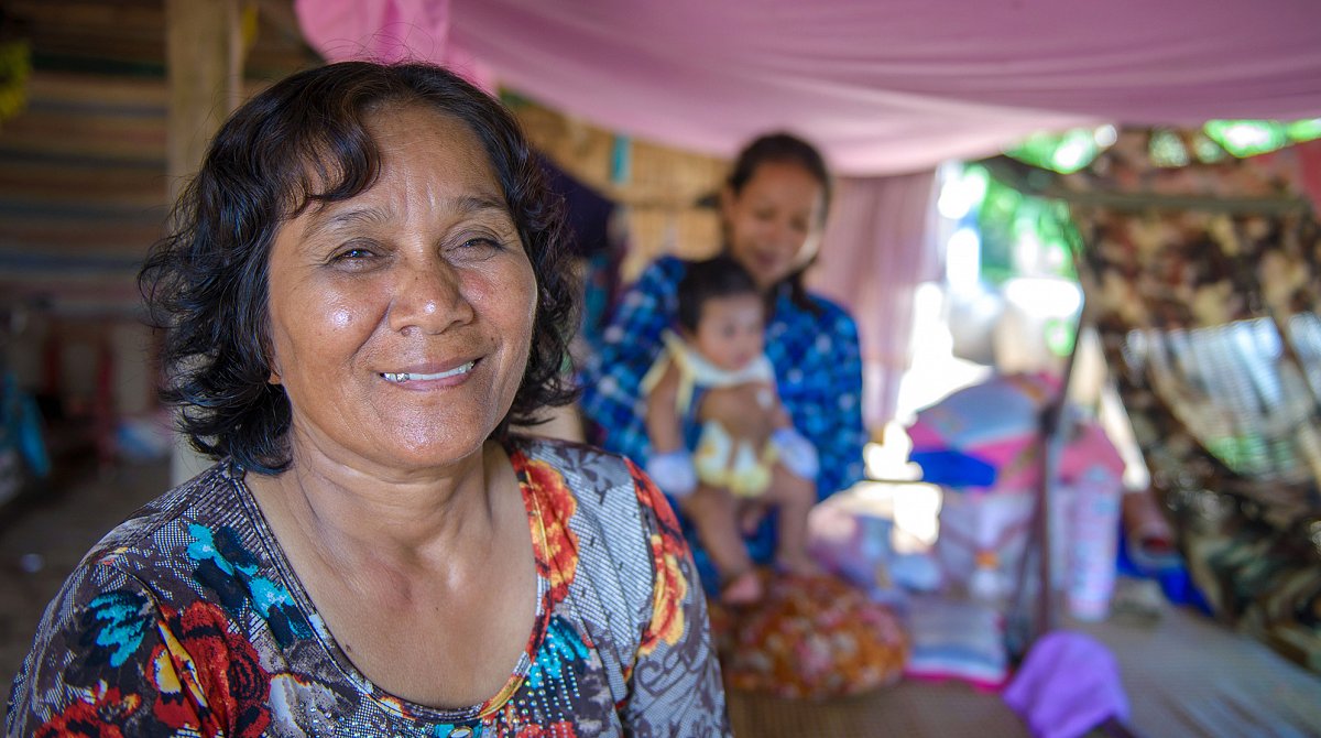 Witwe in Kambodscha kann ihre Familie versorgen.