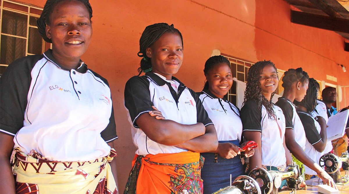 Frauen vor Nähmaschinen in Mosambik