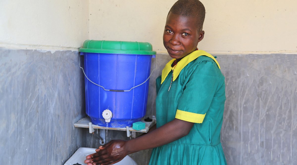 Mädchen wäscht sich die Hände in Malawi