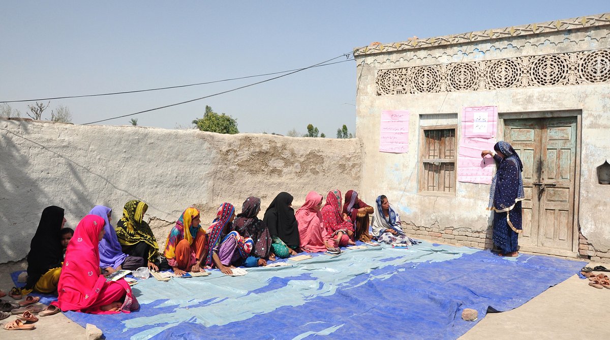 Shazia lehrt die Frauen aus ihrem Dorf in Pakistan Lesen und Schreiben