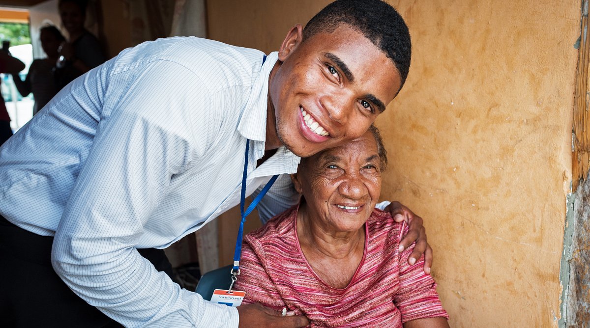 Junger Mann mit alter Frau in der Dominikanischen Republik
