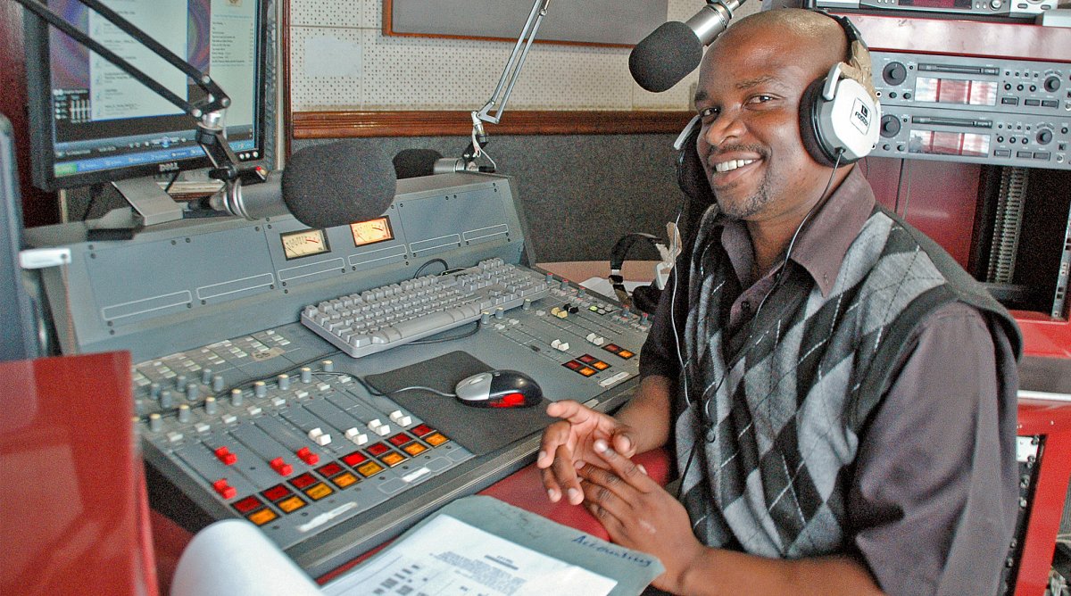 Mann im Radiostudio in Malawi