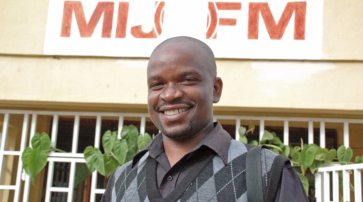 Mann in Malawi vor Radiostation.