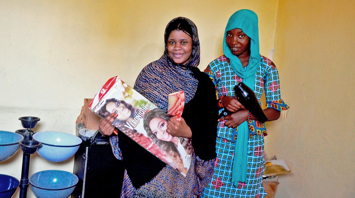 Zwei Mädchen in einem Coiffeursalon in Mauretanien.