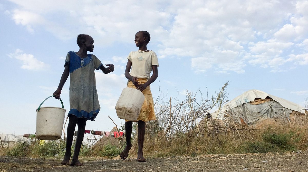 Südsudan: Zwei Mädchen mit Wassereimer