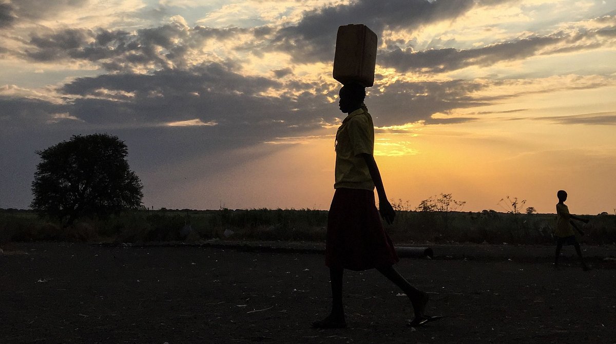 Südsudan: Wasserträgerin im Abendrot