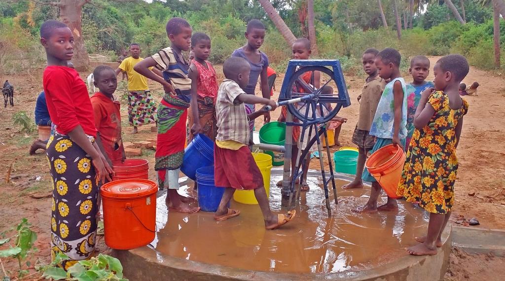 Kinder bei Brunnen in Tansania.
