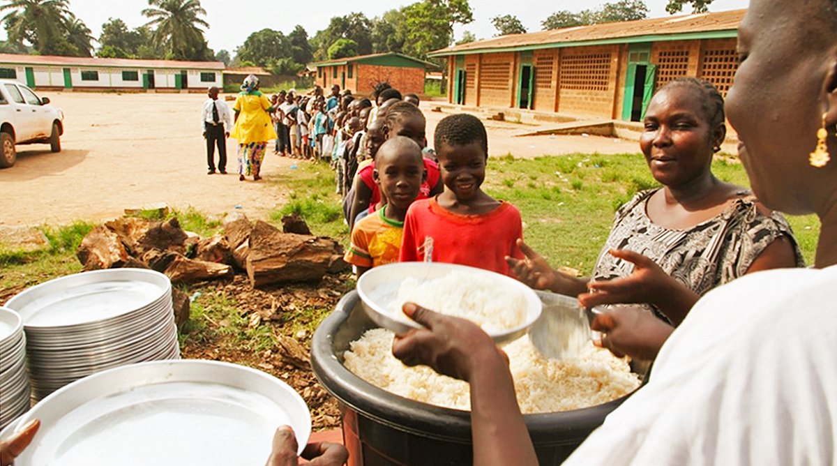 Auf dem Pausenplatz einer Schule in Bangui stehen die Kinder zum Essen an
