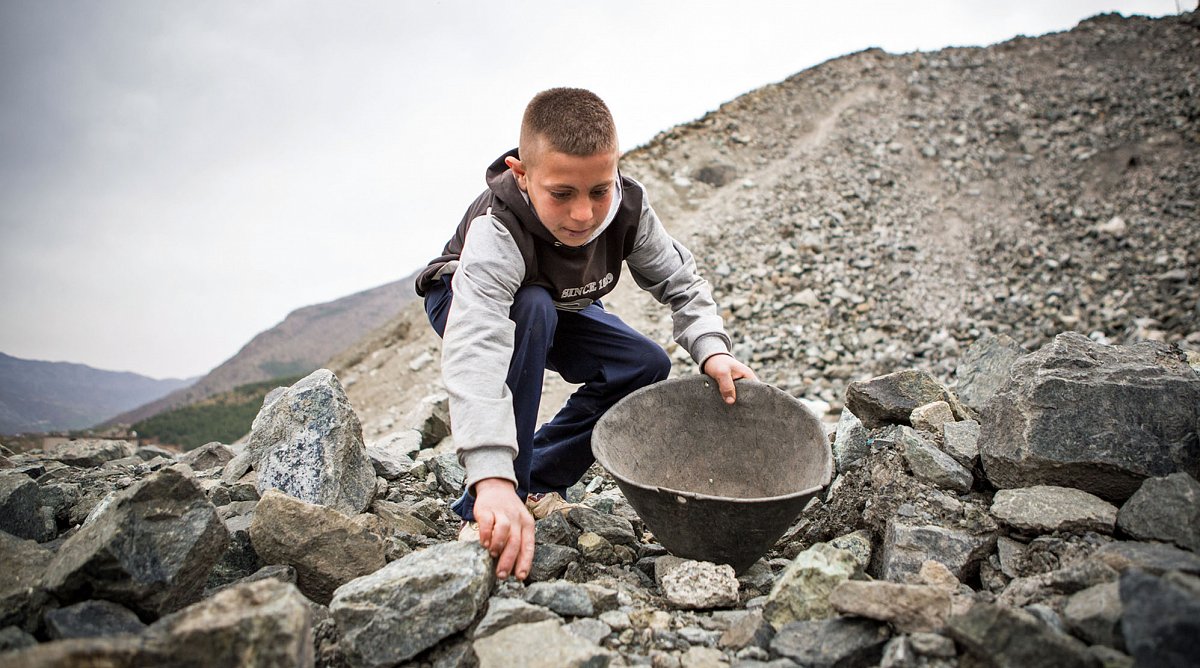 Junge in Albanien in einer Chrom-Erz-Mine.