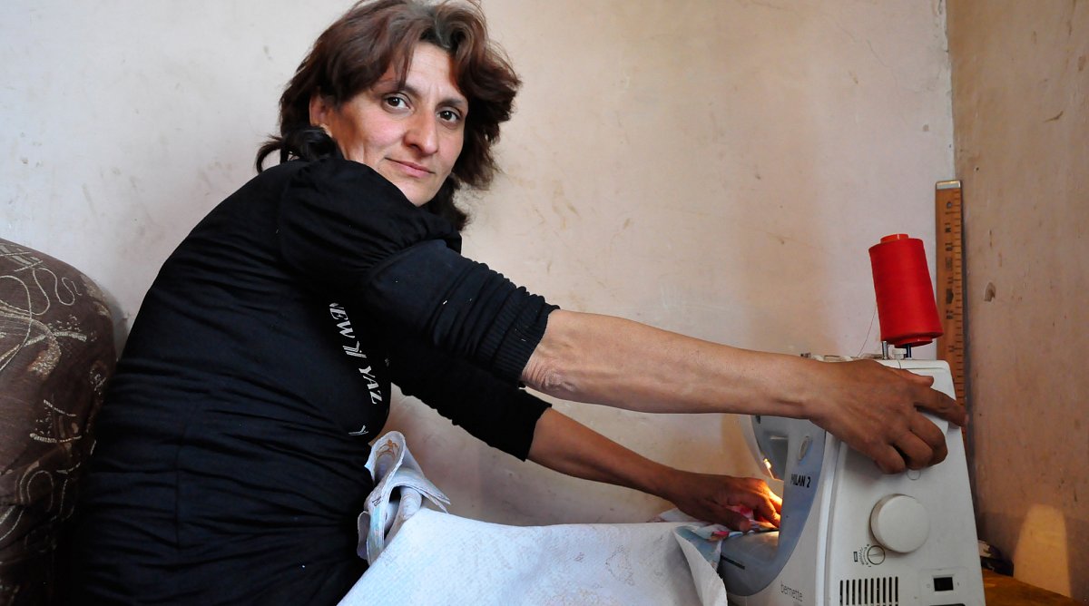 Frau an Nähmaschine in Armenien