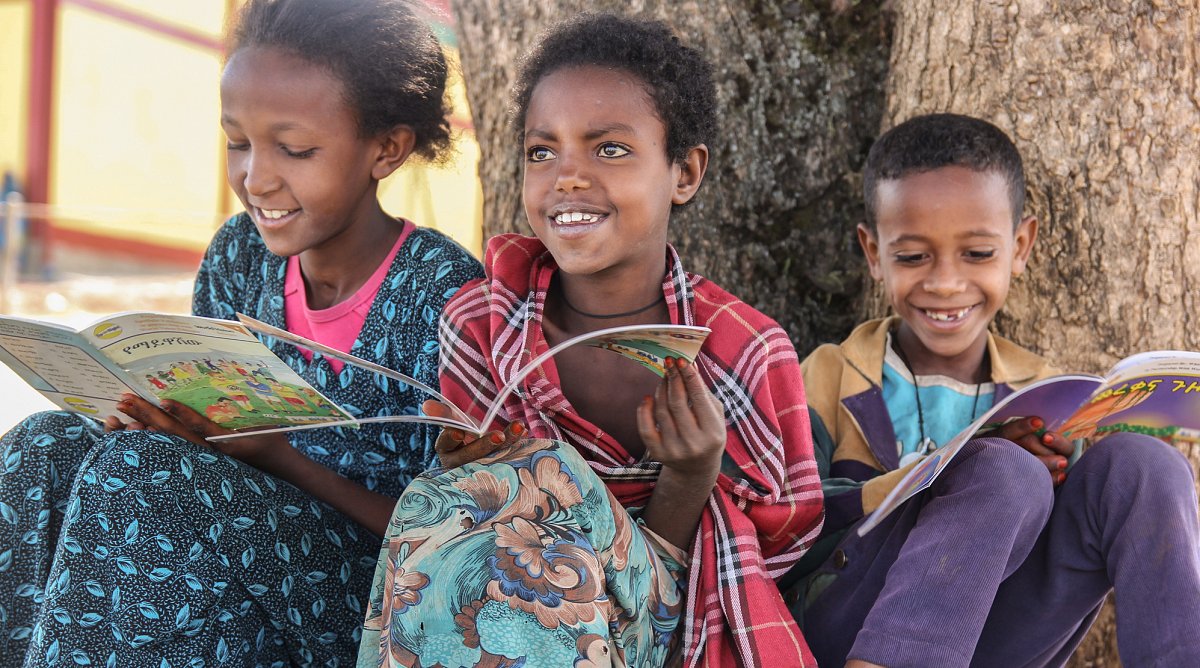 Kinder in Äthiopien lernen in einem Bildungsprogramm von World Vision lesen und schreiben.