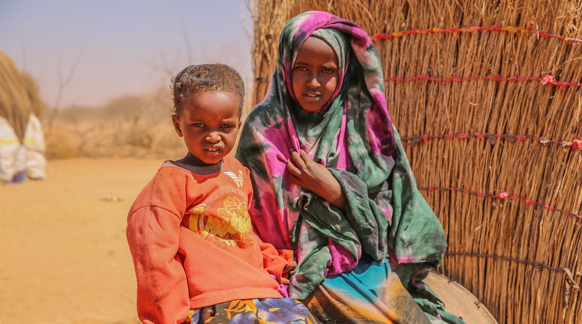Zwei von der Hungerkrise betroffene Mädchen in Ost-Afrika