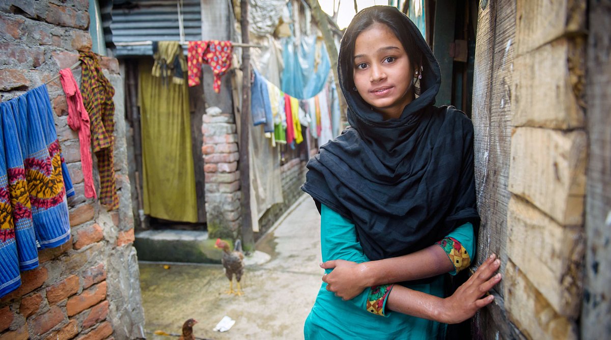 Mädchen in Bangladesch vor ihrem Haus
