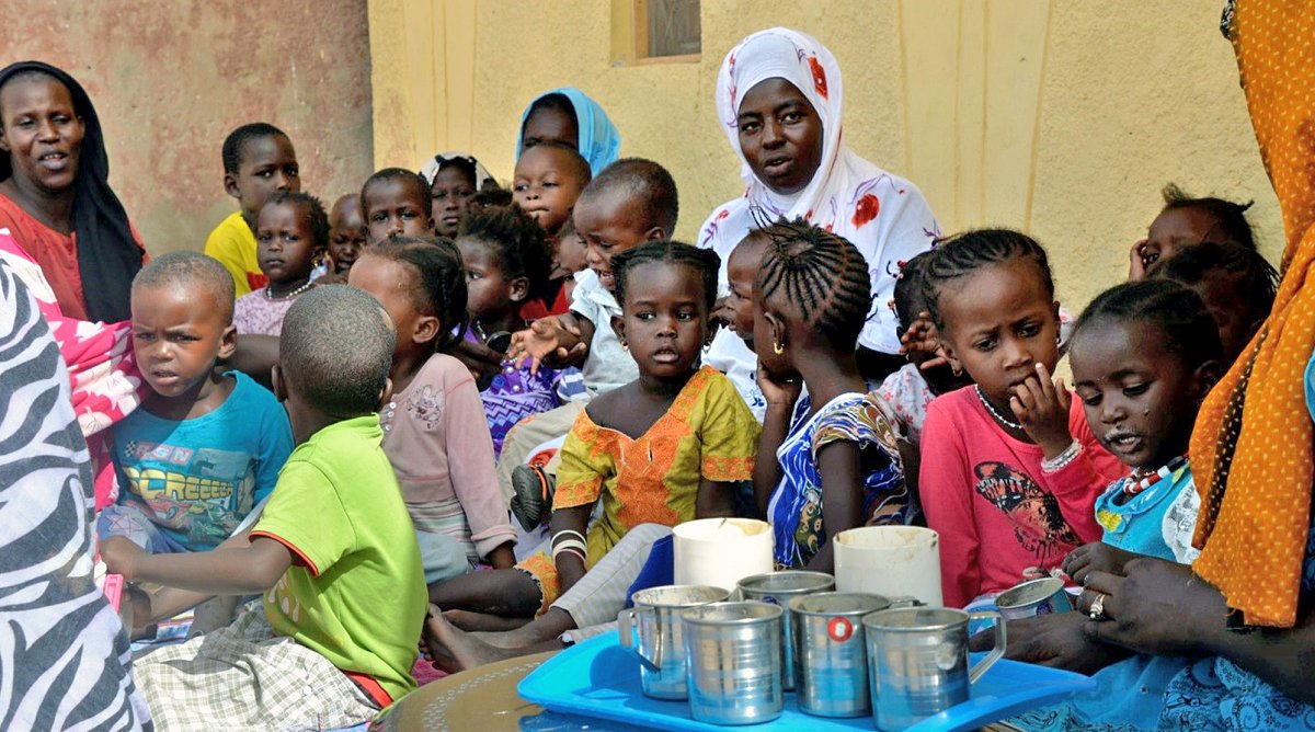 Kinder und Mütter in Mauretanien am Essen .