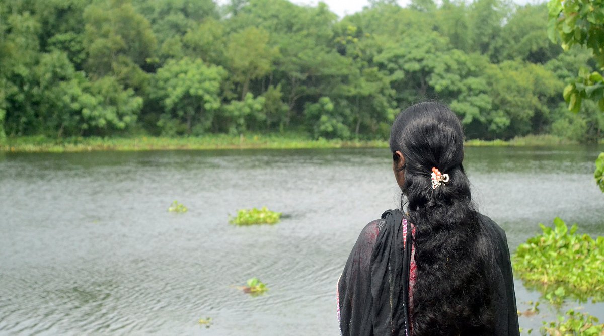 Mädchen in Bangladesch an einem Fluss