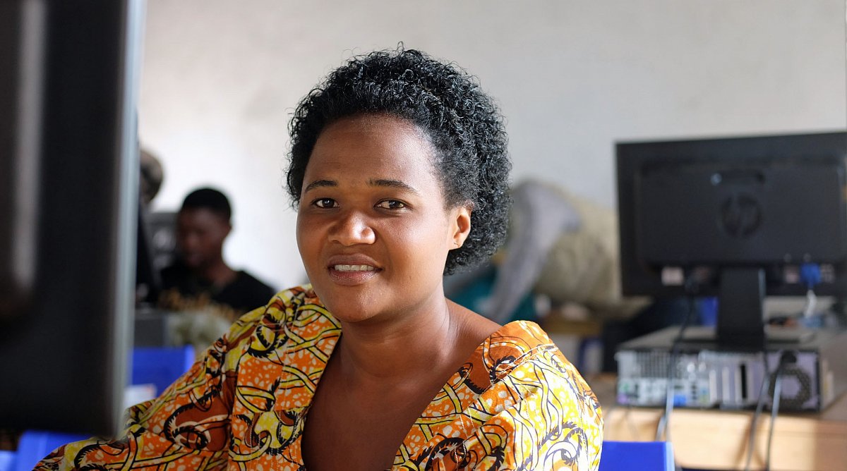 Frau aus Ruanda in einem Computerraum