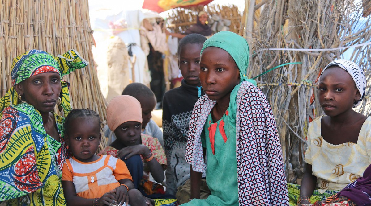 Familie in einem Flüchtlingslager im Niger