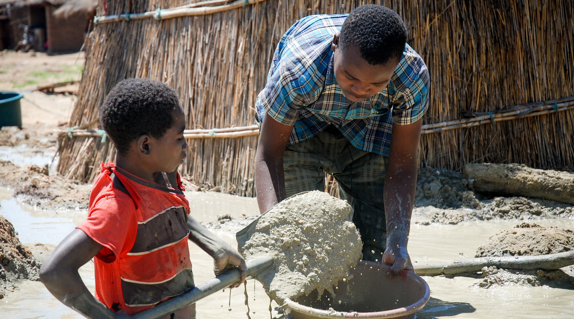 Yohane muss täglich zwölf Stunden in einer kleinen Goldwäscherei arbeiten, damit seine Familie genügend zu Essen hat.
