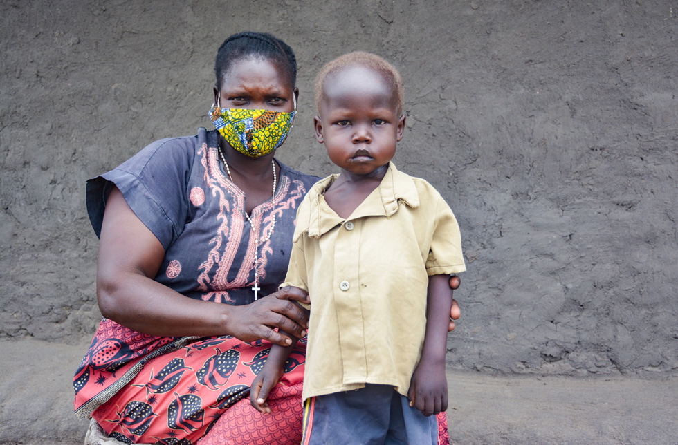  Mutter mit einem Kind, das früher an schwerer akuter Unterernährung litt,