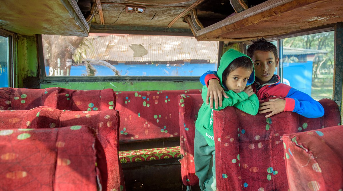 Zwei Buben in einem Bus in Bangladesch.