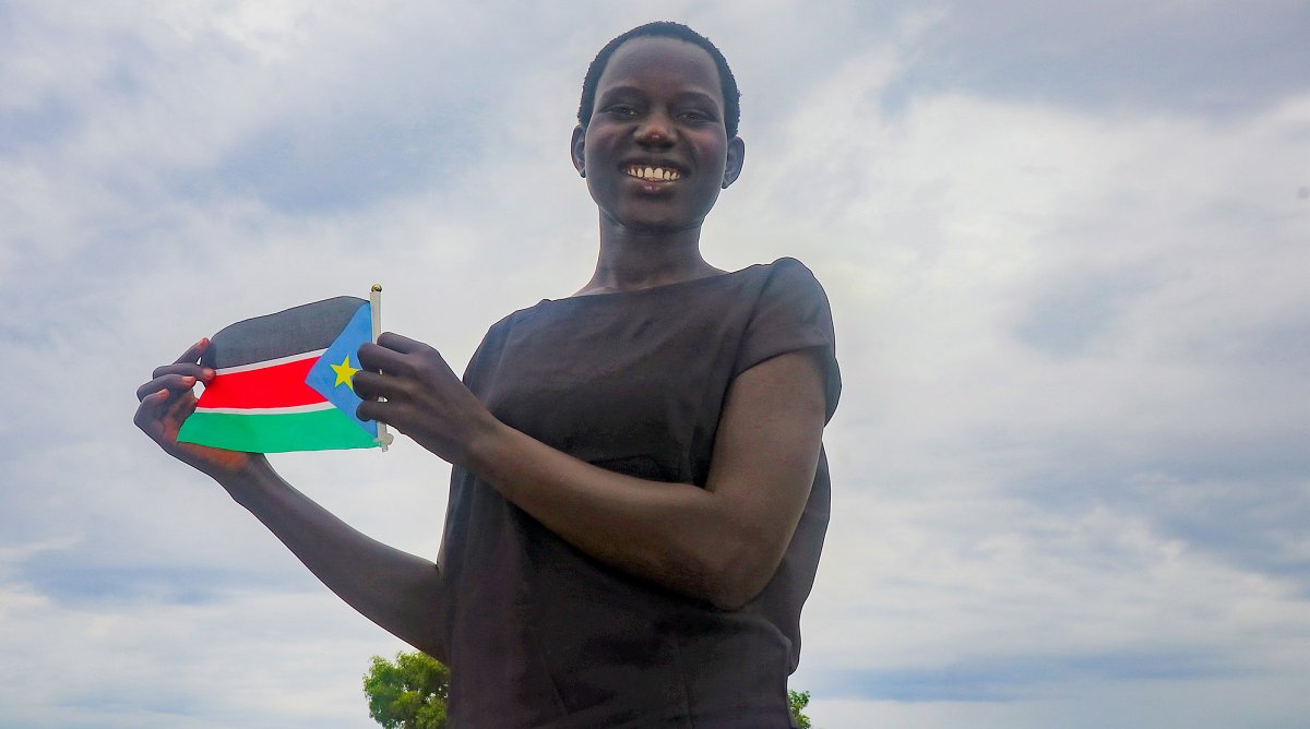 Junge Frau mit Flagge des Südsudans