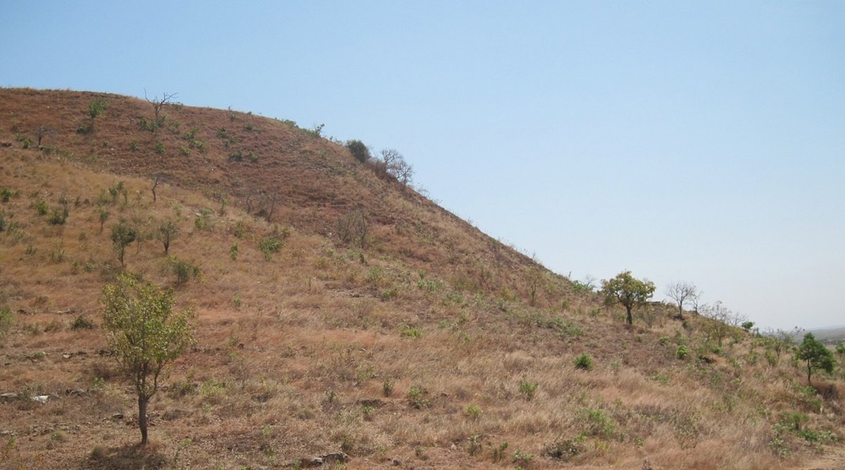Eine ausgedörrte, unfruchtbare Hügellandschaft in Afrika.