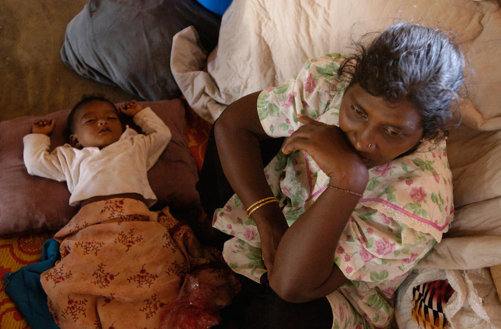 Eine Frau mit Baby in Sri Lanka.