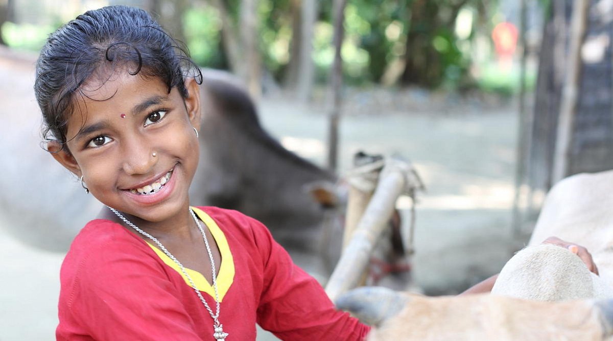 Ein Mädchen mit einer Kuh in Bangladesch.