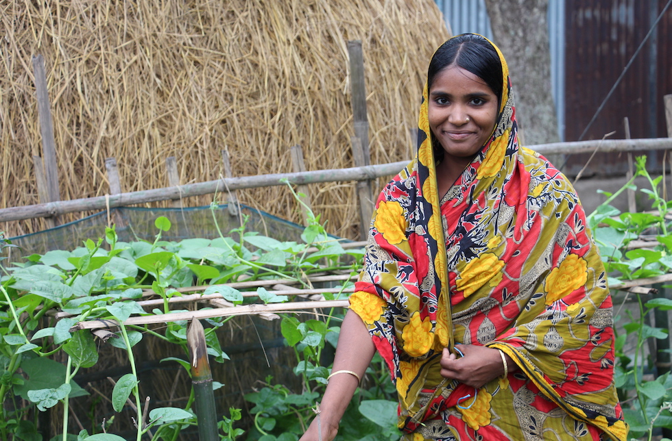 Eine Frau in einem Gemüsegarten in Bangladesch.