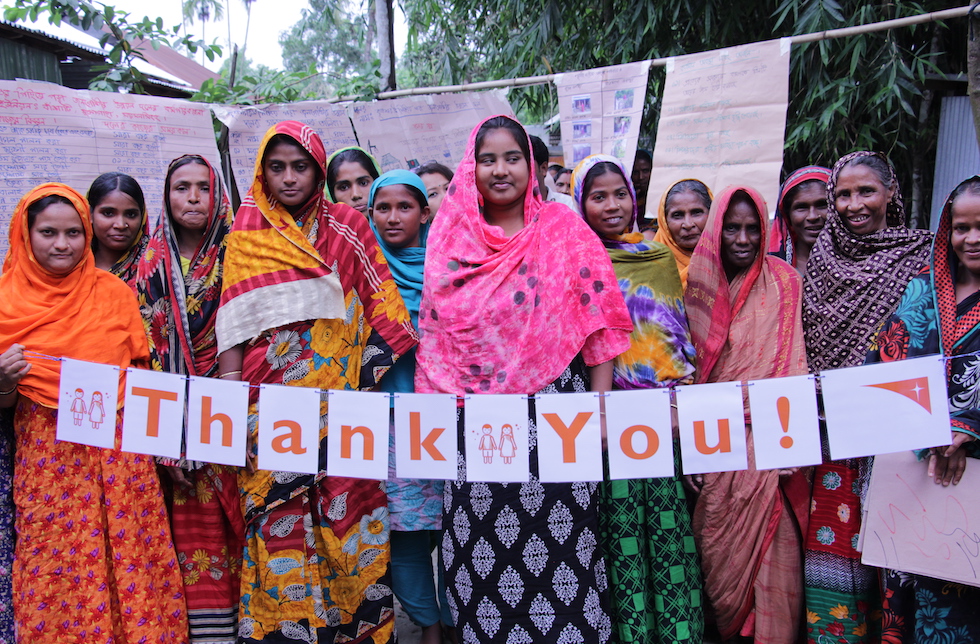 Frauen mit Banner in Bangladesch.