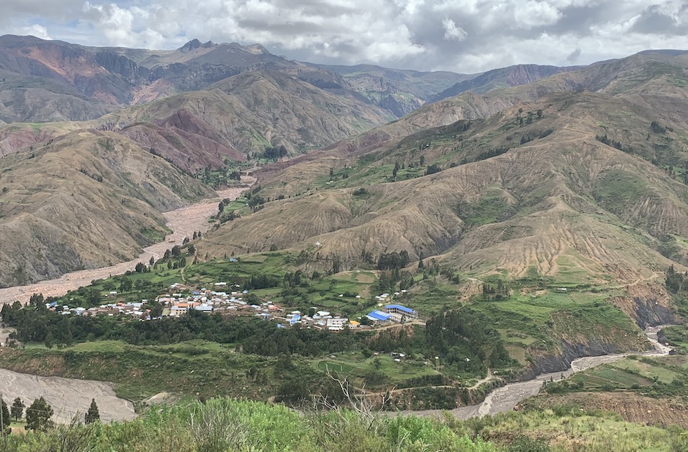 Berge und ein Dorf in Bolivien.
