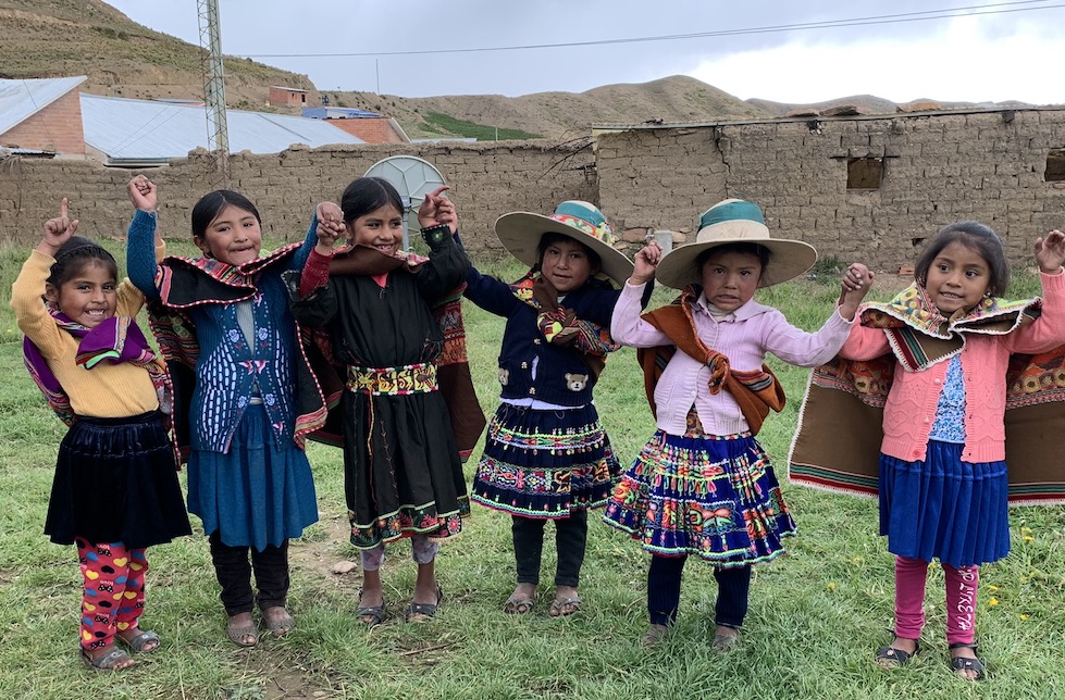 Kinder mit Tracht in Bolivien