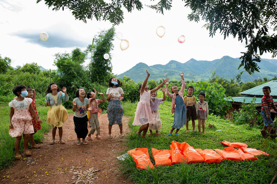 Kinder mit COVID-19-Hilfspaketen in Myanmar.
