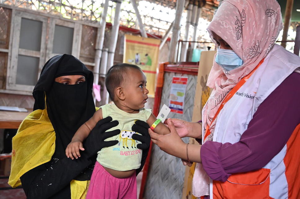 Ein Kind mit seiner Mutter bei einer medizinischen Untersuchung in Bangladesch