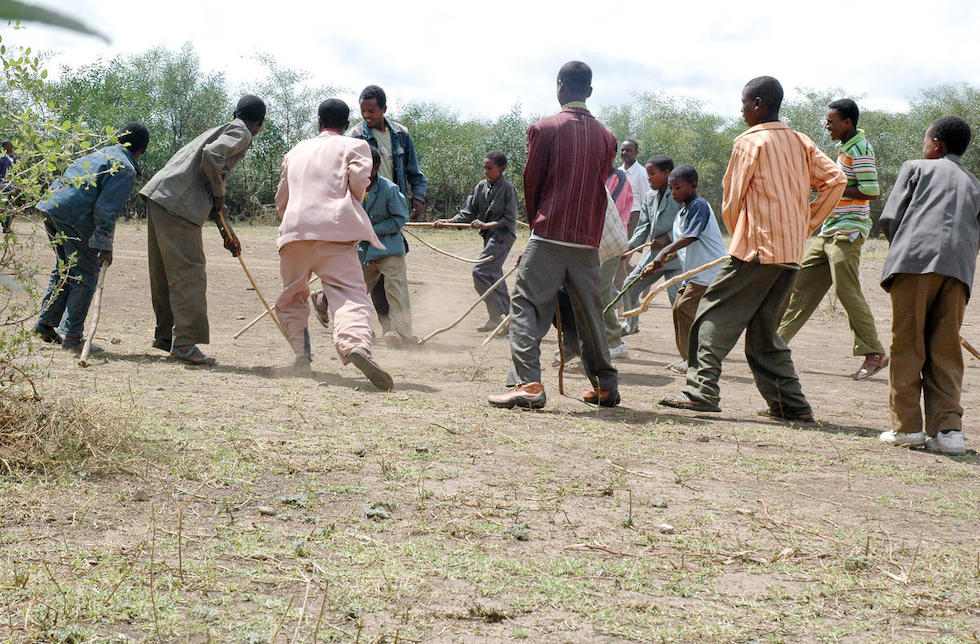 Jungen spielen ein Ballspiel in Äthiopien