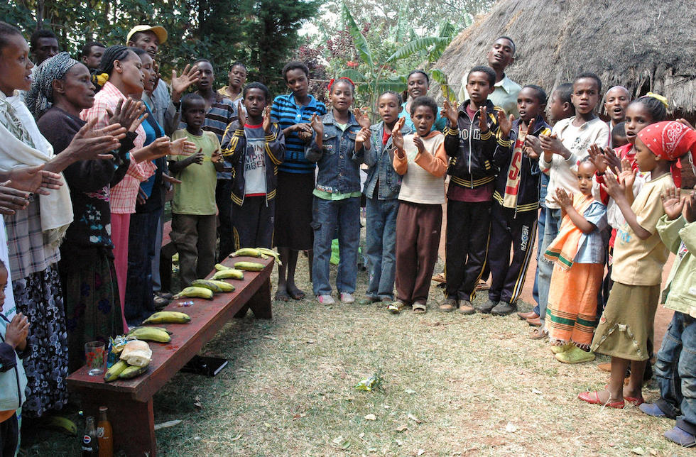 Menschen beten in Äthiopien