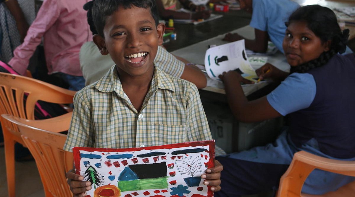 Junge mit Bild zu Weihnachten in Indien.