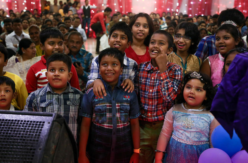 Kinder bei einem Fest zu Weihnachten in Bangladesch.