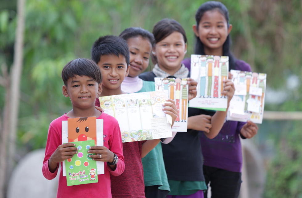 Kinder mit Karten zu Weihnachten in Kombodscha