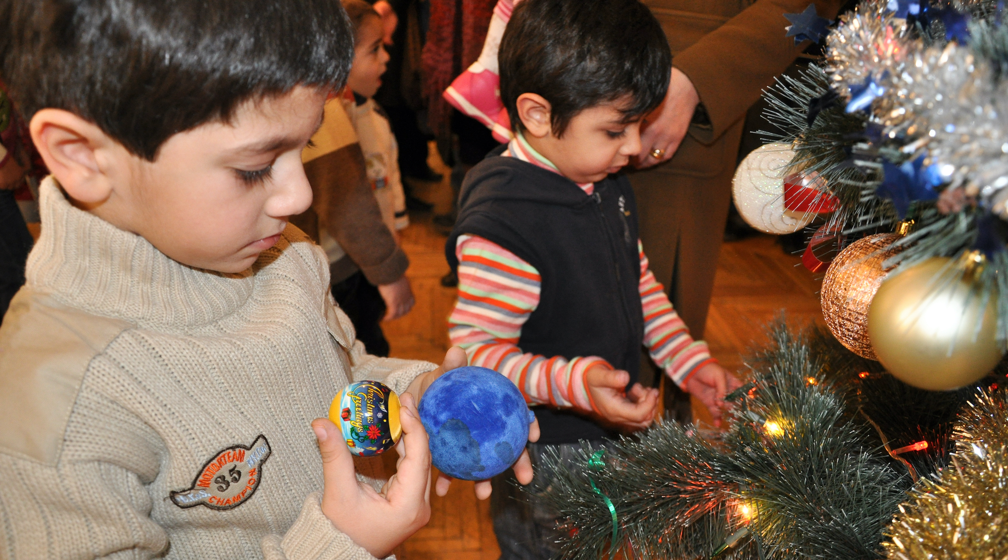 Kinder mit Weihnachtsbaum in Armenien