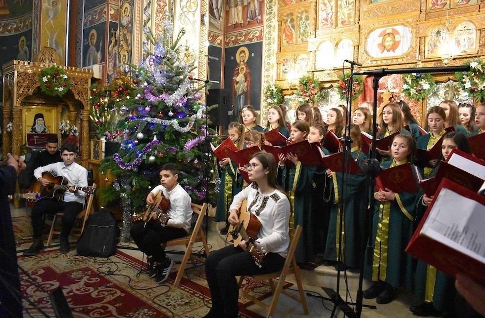 Kinder mit Instrumenten und Tannenbaum in einer Kirche in Rumänien