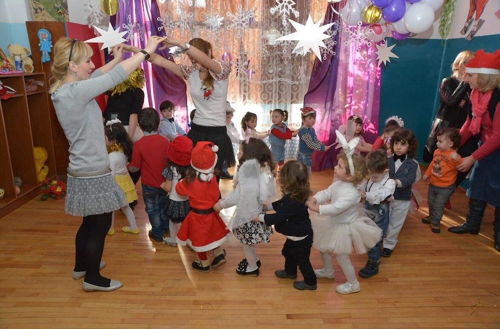 Tanzende Kinder zu Weihnachten in Georgien