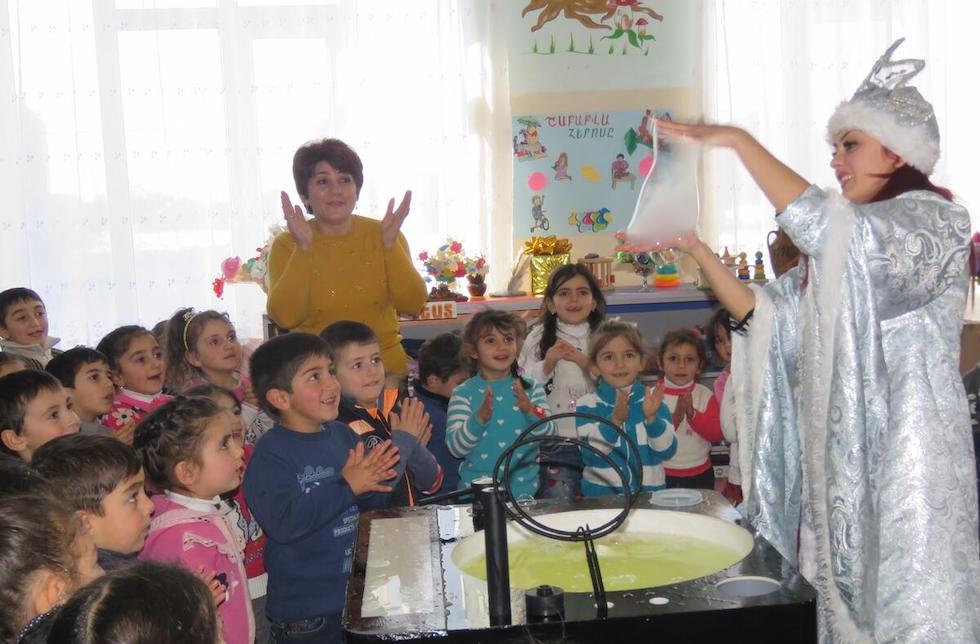 Kinder mit Kerzen zu Weihnachten und Neujahr in Armenien