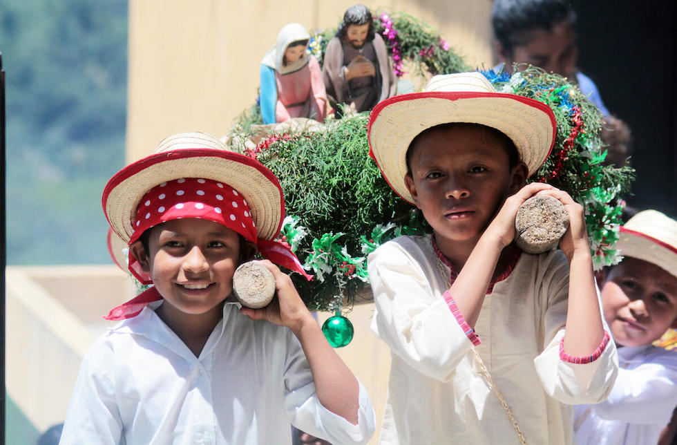 Jungen mit einer Krippen-Figur in Guatemala.