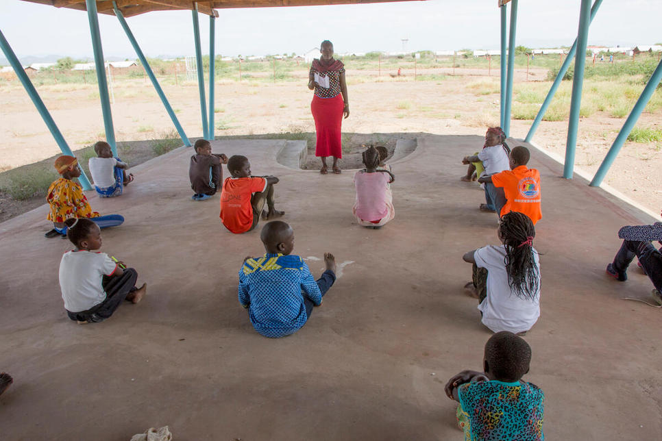 Eine Lehrerin mit Kindern im Flüchtlingscamp Kakuma, Kenia