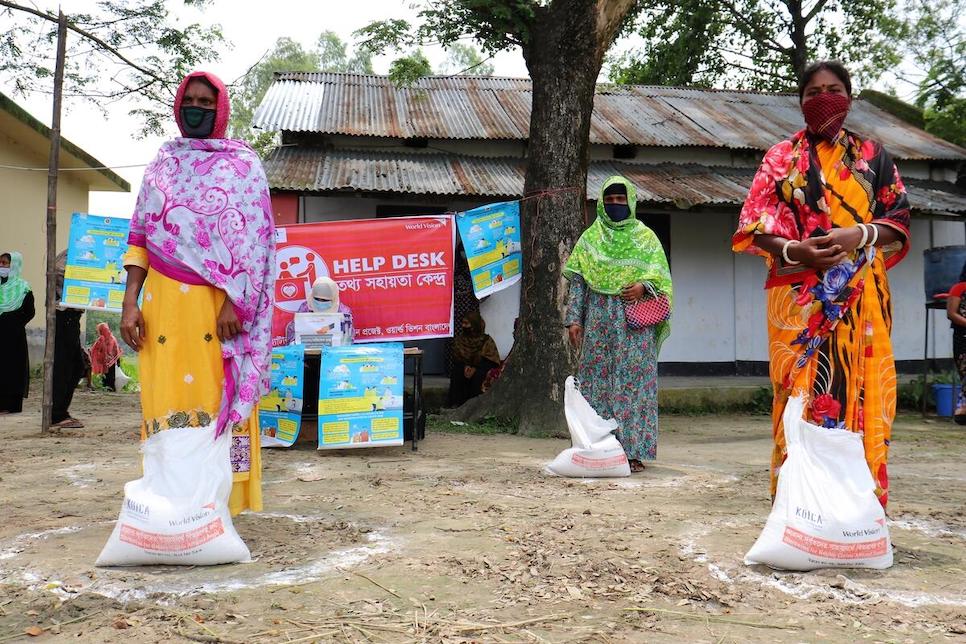 Frauen erhalten Hilfsgüter in Bangladesch.