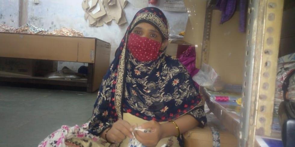 Indien: Nilofer in der Fabrik bei ihrer Arbeit als Fadenschneiderin.