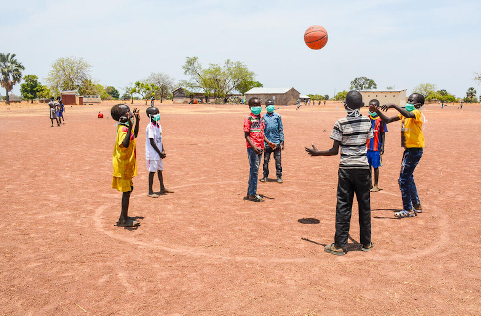 Eine Gruppe von Jungen spielt ein Wurf- und Fangspiel im Child Friendly Space im Südsudan.