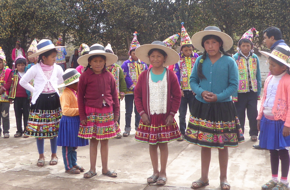 Bolivien: Mädchen tragen klassische Hüte.