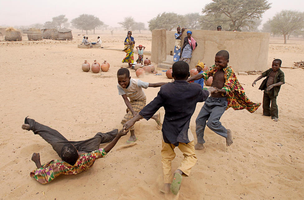 Niger: Kinder spielen ausgelassen in einem Dorf in Niger.